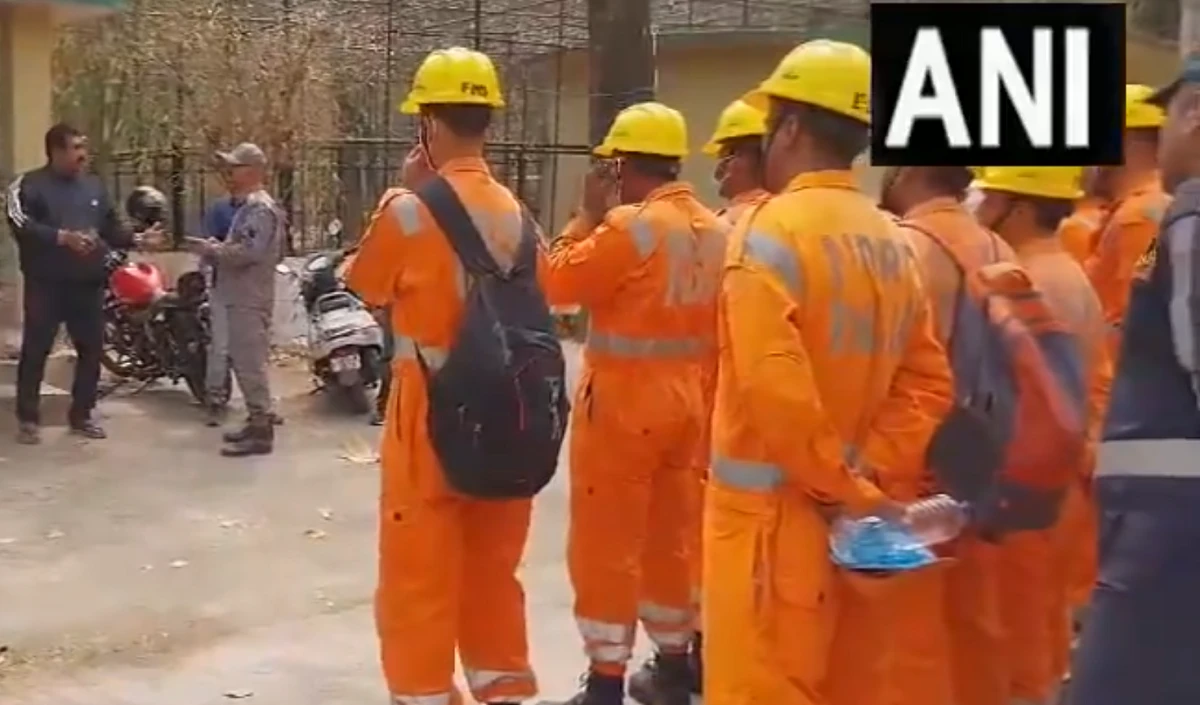 Uttarakhand । नैनीताल के जंगलों में लगी आग को वायुसेना के हेलीकॉप्टर की मदद से बुझाया गया