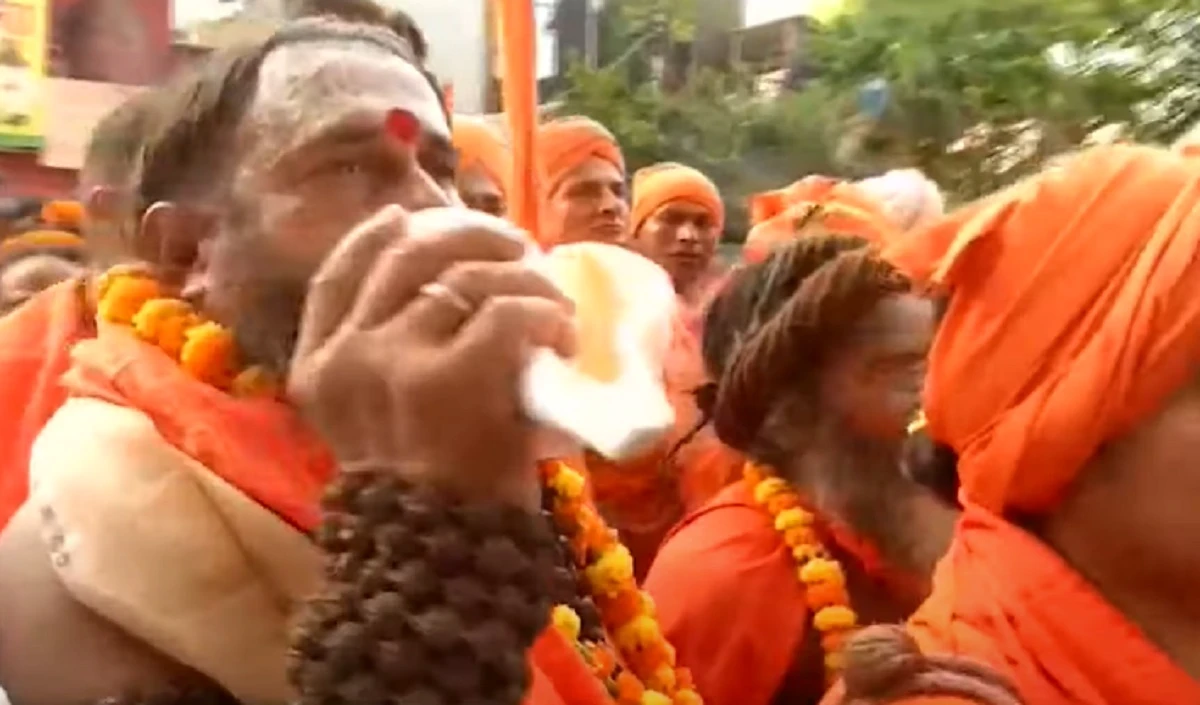 Bengal Sant Protest: बंगाल में गुस्साई साधुओं की भीड़ ने घेरा, ममता के उड़े होश