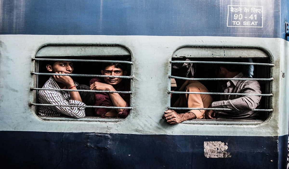 तमिलनाडु में चलती ट्रेन से गिरी गर्भवती महिला की मौत