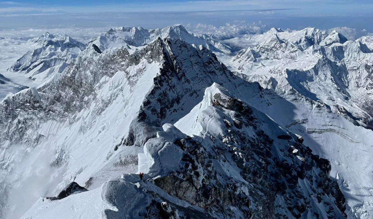 दस नेपाली पेशेवर पर्वतारोहियों ने Mount Everest फतह की