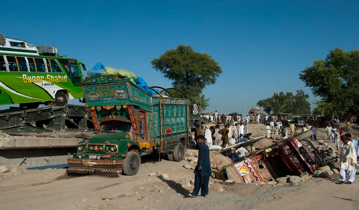 पाकिस्तान में हुआ बड़ा सड़क हादसा, सवारियों से भरी बस खाई में गिरी, 20 यात्रिओं की मौत