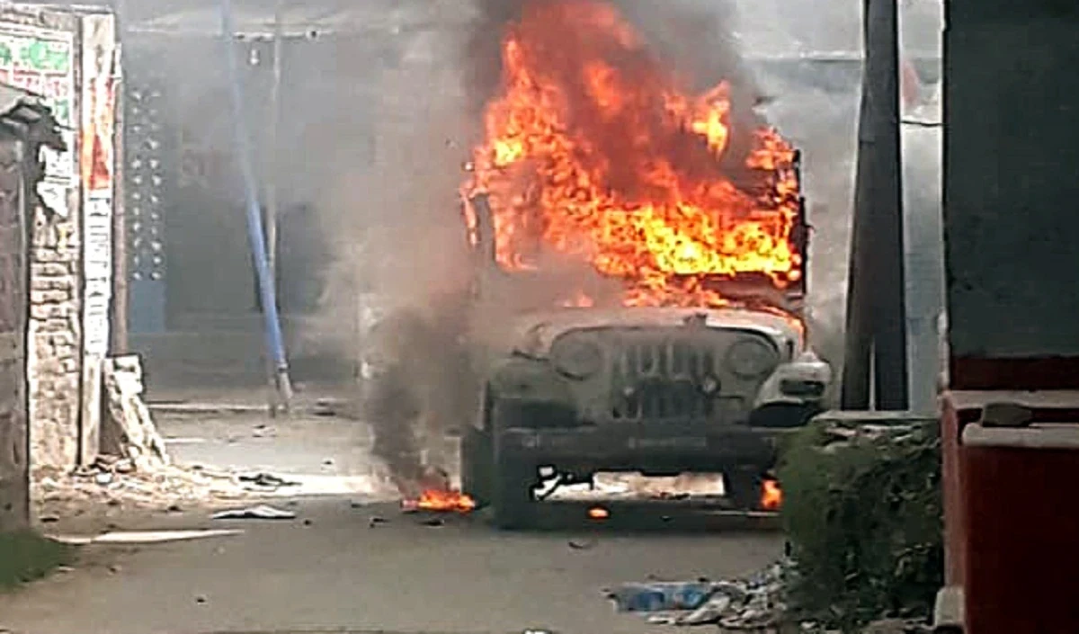 Uttar Pradesh : बिजनौर में ट्रक कार पर गिरा, आग लगने से कार चला रहे युवक की मौत