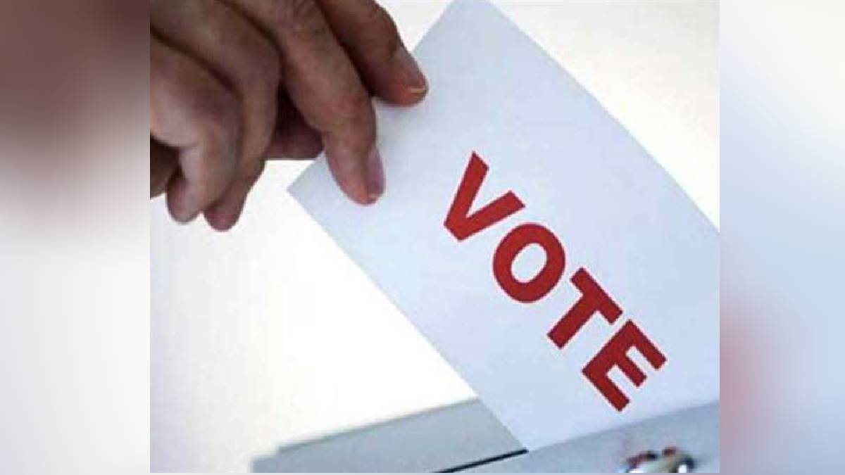 बलिया के तीन विधान सभा क्षेत्रों में कम मतदान से उलझा समीकरण, सपा के गढ़ में बूथ पर पहुंचे अधिक मतदाता