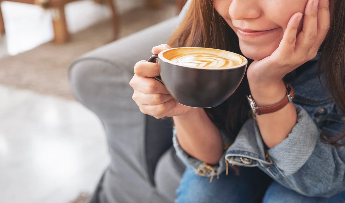 Coffee Side Effects: समर में कॉफी का एक घूंट बन सकता है आपके लिए जहर, हो सकती हैं ये समस्याएं