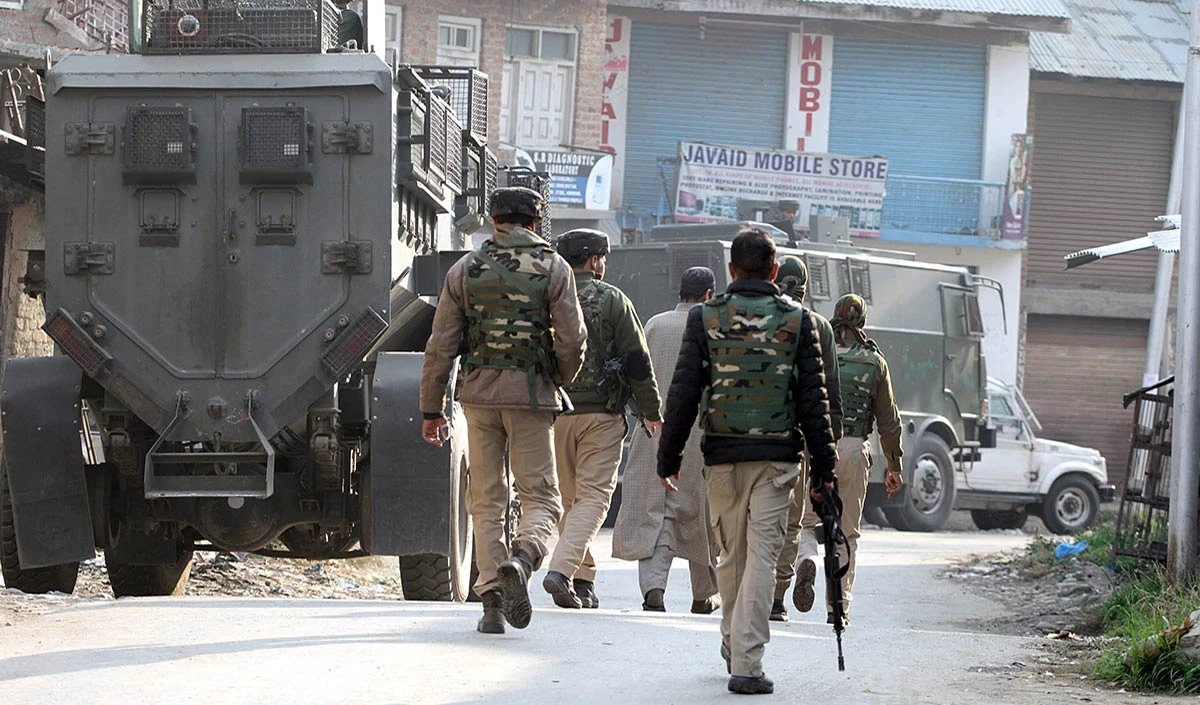 Jammu-Kashmir Police ने आतंकवादी के मददगार एक व्यक्ति का दो मंजिला मकान कुर्क किया