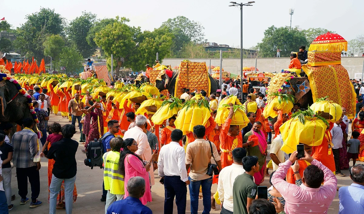 पुरी में भगवान जगन्नाथ की ‘स्नान यात्रा’ के लिए एकत्रित हुए हजारों श्रद्धालु