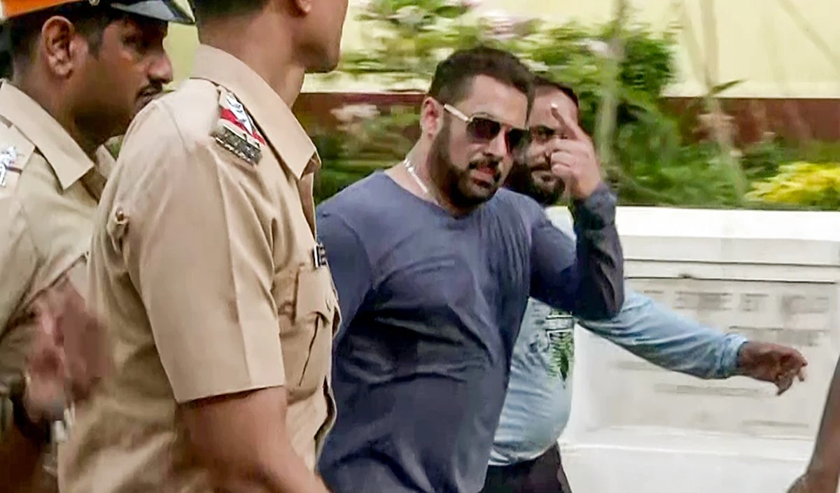 Mumbai Police ने Salman Khan के निवास के बाहर हुई गोलीबारी के सिलसिले में उनका बयान दर्ज किया