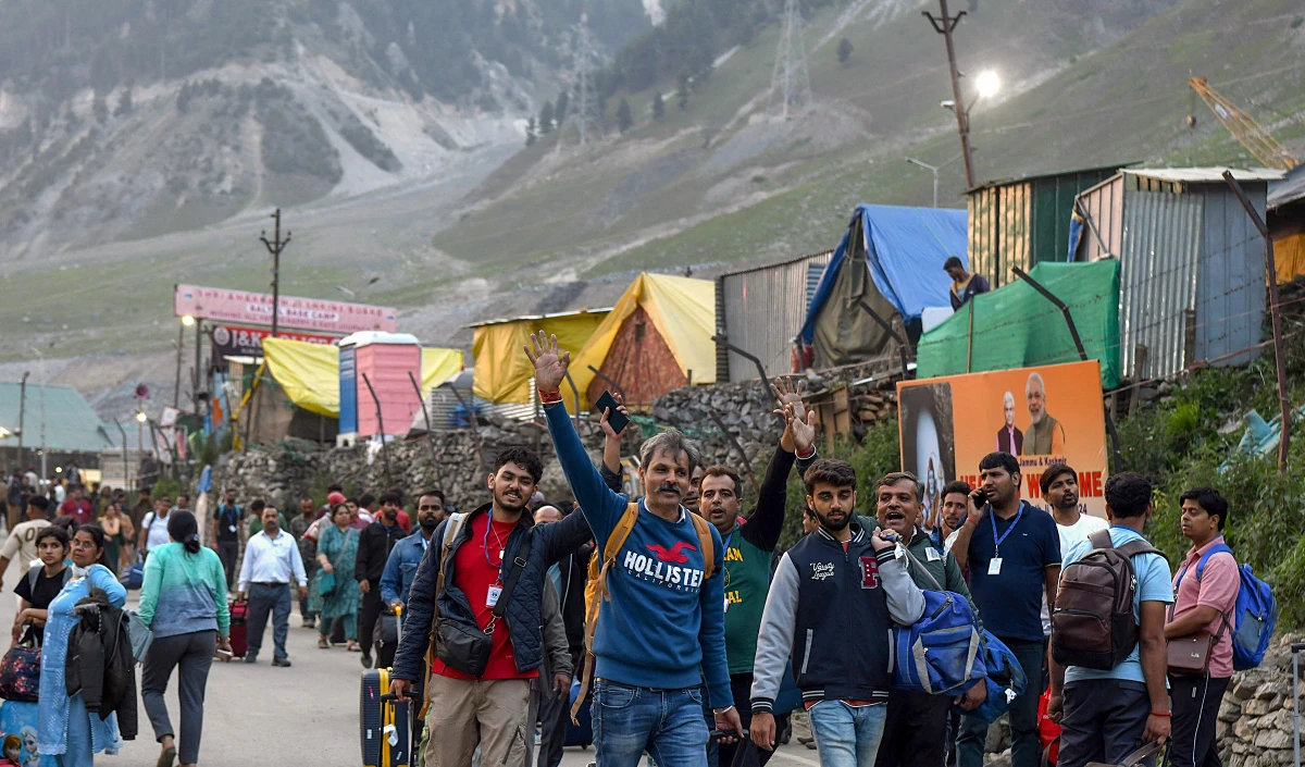 Amarnath Yatra के लिए जम्मू से 1,600 से अधिक तीर्थयात्री रवाना