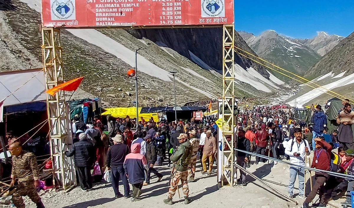 जम्मू आधार शिविर से गुफा मंदिर के लिए तीन हजार तीर्थयात्रियों का जत्था रवाना