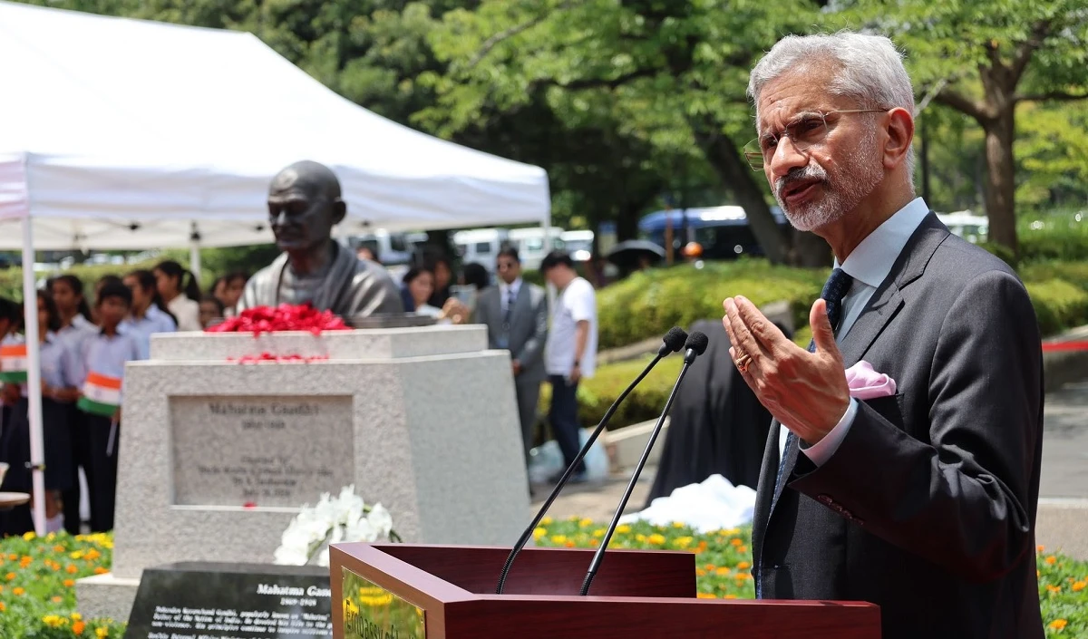 Tokyo के एडोगावा में विदेश मंत्री S Jaishankar ने महात्मा गांधी की प्रतिमा का किया अनावरण