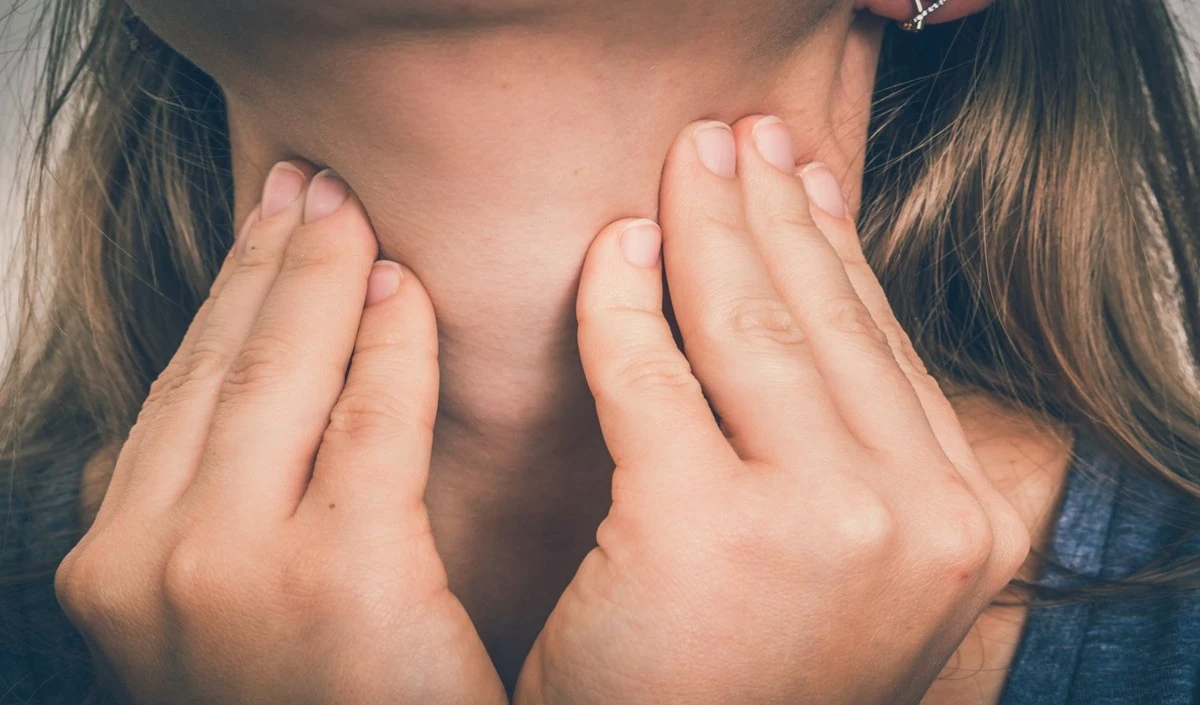 Thyroid Symptoms: शरीर में दिखने वाले यह लक्षण हो सकते हैं थायरॉइड का संकेत, न करें अनदेखा