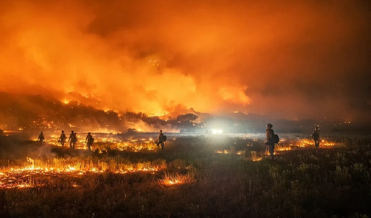 Northern California के जंगल की आग और फैली, हजारों लोगों को सुरक्षित स्थानों पर भेजा गया