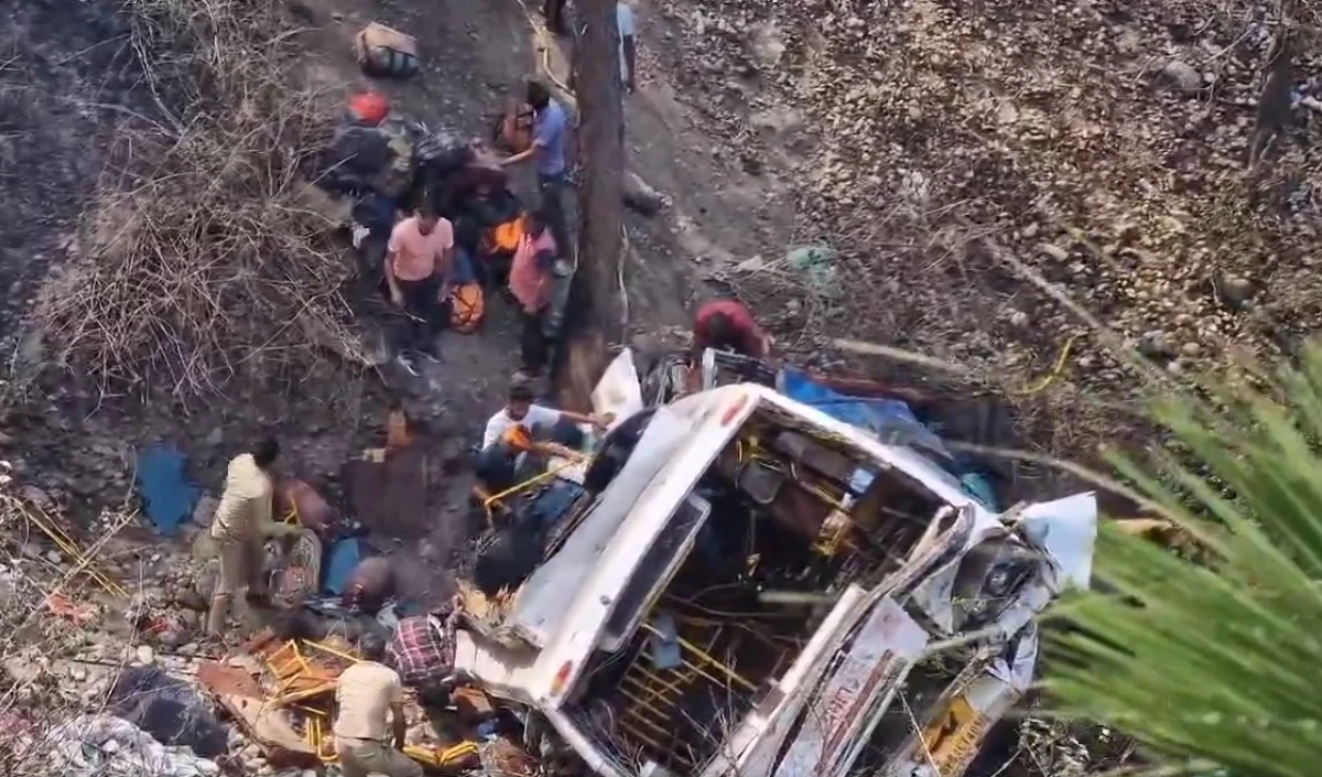 शिया जायरीनों को पाकिस्तान से इराक ले जा रही बस ईरान में दुर्घटनाग्रस्त, कम से कम 28 लोगों की मौत