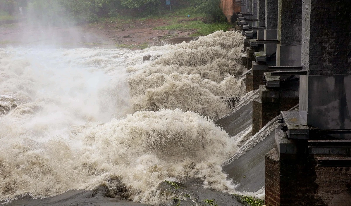 Karnataka की तुंगभद्रा नदी पर बने Pampa Sagar Dam के फाटक की टूटी चैन, बाढ़ की चेतावनी जारी