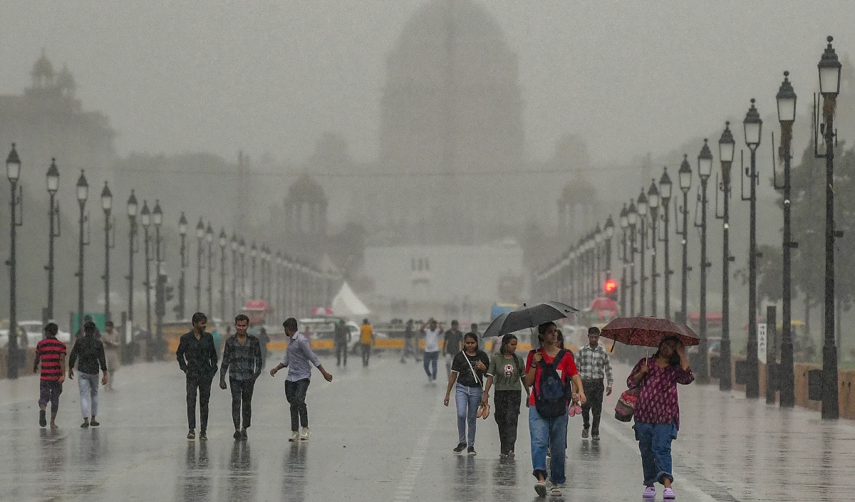 Delhi में भारी बारिश के बाद IMD ने जारी किया ऑरेंज अलर्ट, यातायात बाधित, कई इलाकों में जलभराव