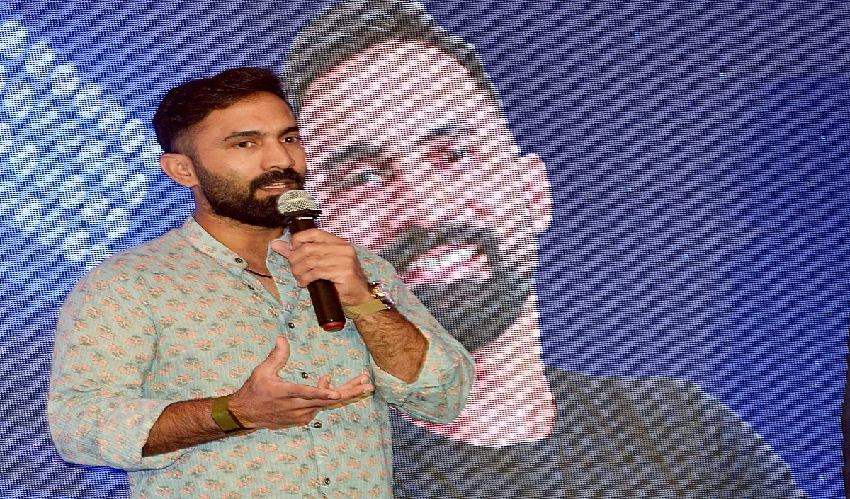 “भाई लोग बड़ा गलती हो गया”, Dinesh Karthik ने MS Dhoni को लेकर मांगनी पड़ गई माफी