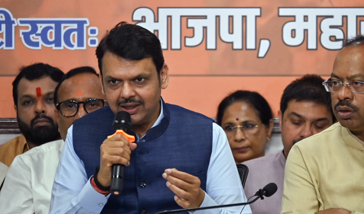 शिवसेना नेता ने BJP के रवींद्र चव्हाण को ‘बेकार मंत्री’ कहा, Fadnavis ने किया पलटवार