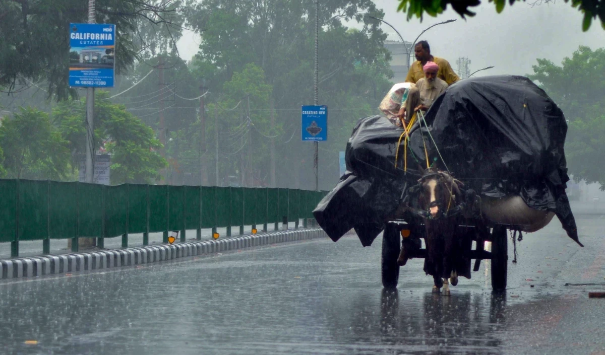 दिल्ली के कई इलाकों में बारिश, न्यूनतम तापमान 26 डिग्री सेल्सियस