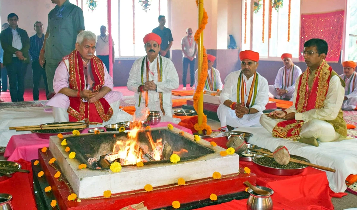 Jammu And Kashmir के उपराज्यपाल Manoj Sinha माता वैष्णो देवी मंदिर पहुंचे, नयी ‘यज्ञशाला’ का किया उद्घाटन