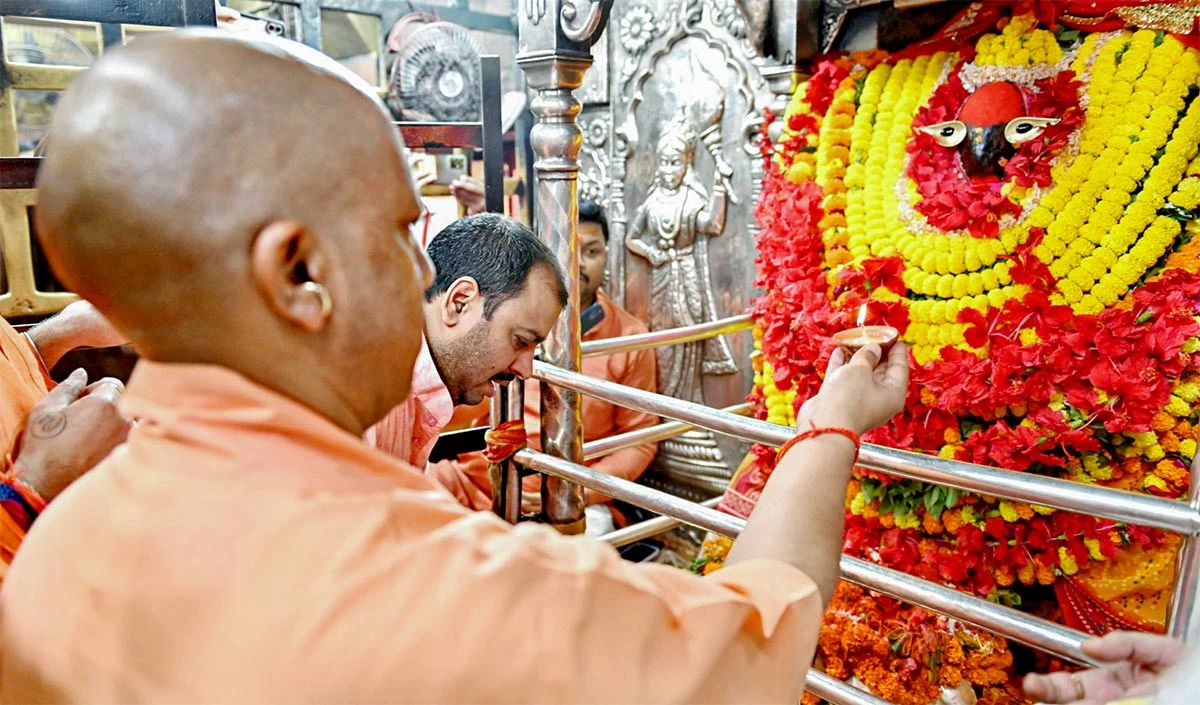 मां विंध्यवासिनी के दर पर सीएम योगी ने झुकाया शीश, शारदीय नवरात्रि की तैयारियों के संदर्भ में भी ली जानकारी