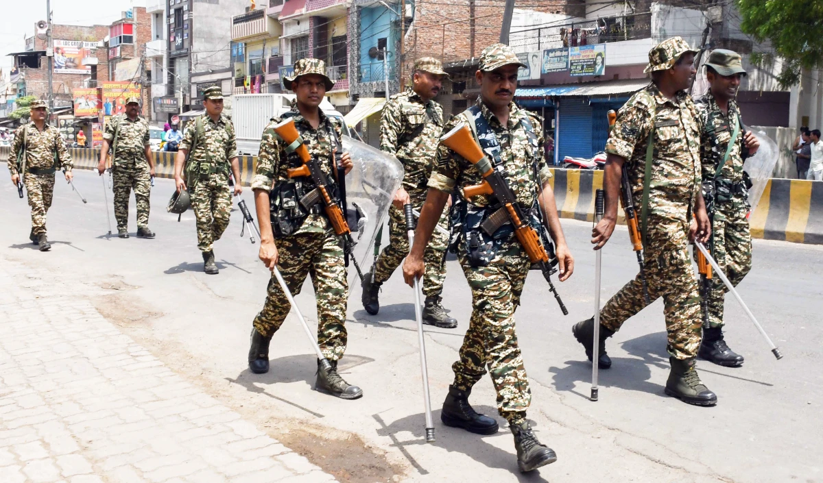 Paramilitary Deployed In Govindpuri | दिल्ली के गोविंदपुरी में पड़ोसी ने किया 5 साल के बच्चे का यौन शोषण, विरोध के बीच अर्धसैनिक बल तैनात