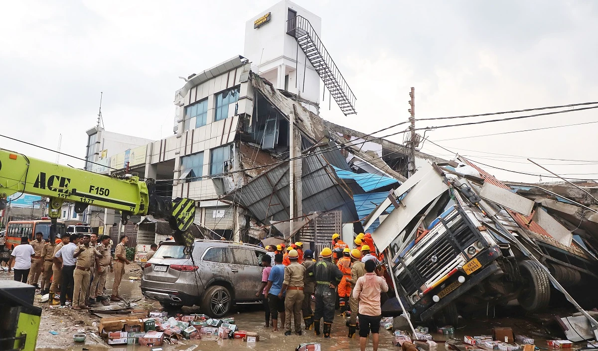 Lucknow Building Collapse । हादसे में 28 से ज्यादा लोग घायल, आठ मौतों की पुष्टि