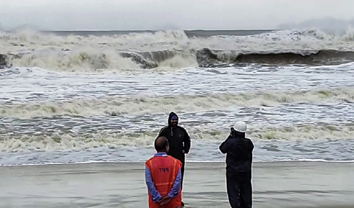 Cyclone Dana: ओडिशा-बंगाल में सामान्य जनजीवन प्रभावित, तेज़ हवाएँ और भारी बारिश, कई इलाकों में हाई अलर्ट