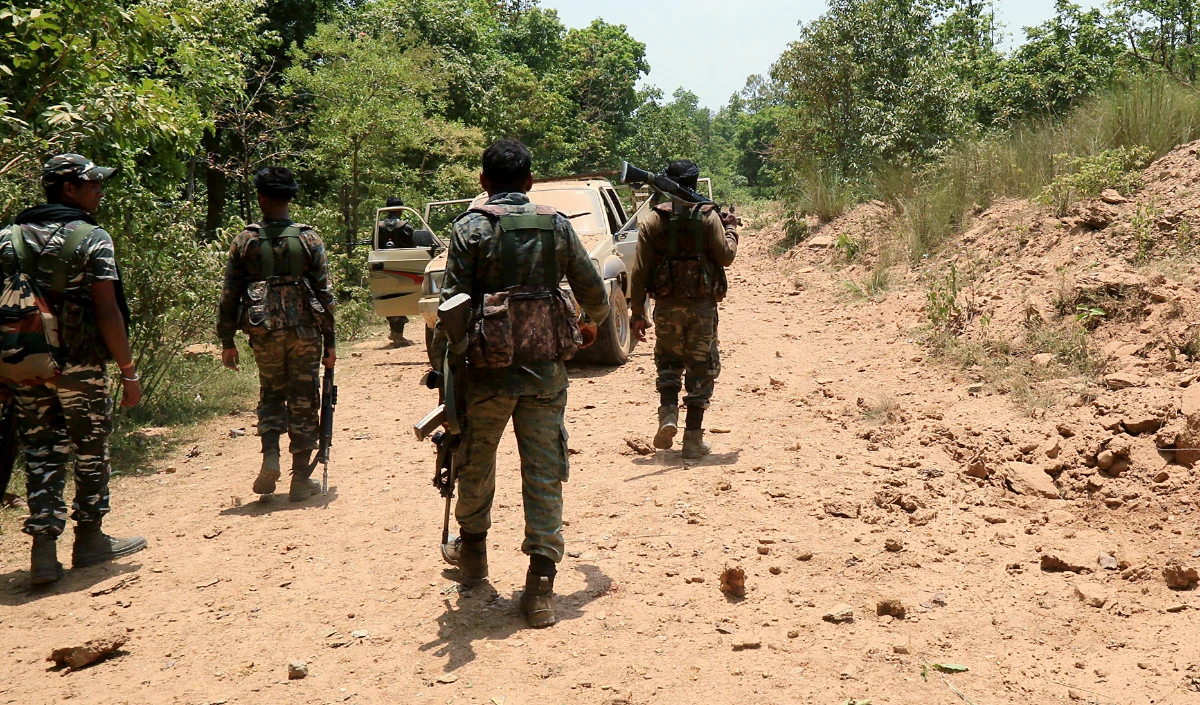 Chhattisgarh के दंतेवाड़ा में मुठभेड़, 30 नक्सलियों को सुरक्षाबलों ने किया ढेर AK-47 सहित कई हथियार बरामद