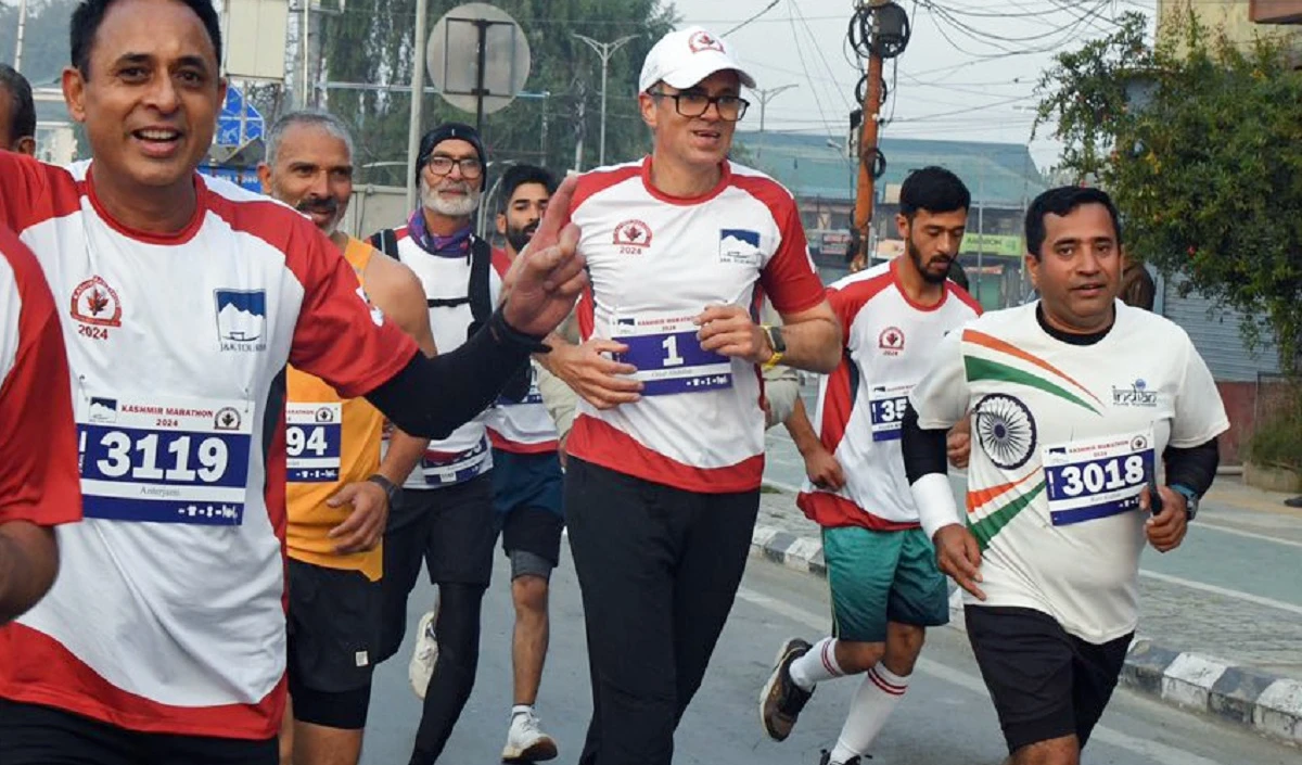 International Kashmir Marathon । एथलीटों के साथ मैराथन दौड़ते नजर आए Omar Abdullah, सुनील शेट्टी भी मौजूद रहे