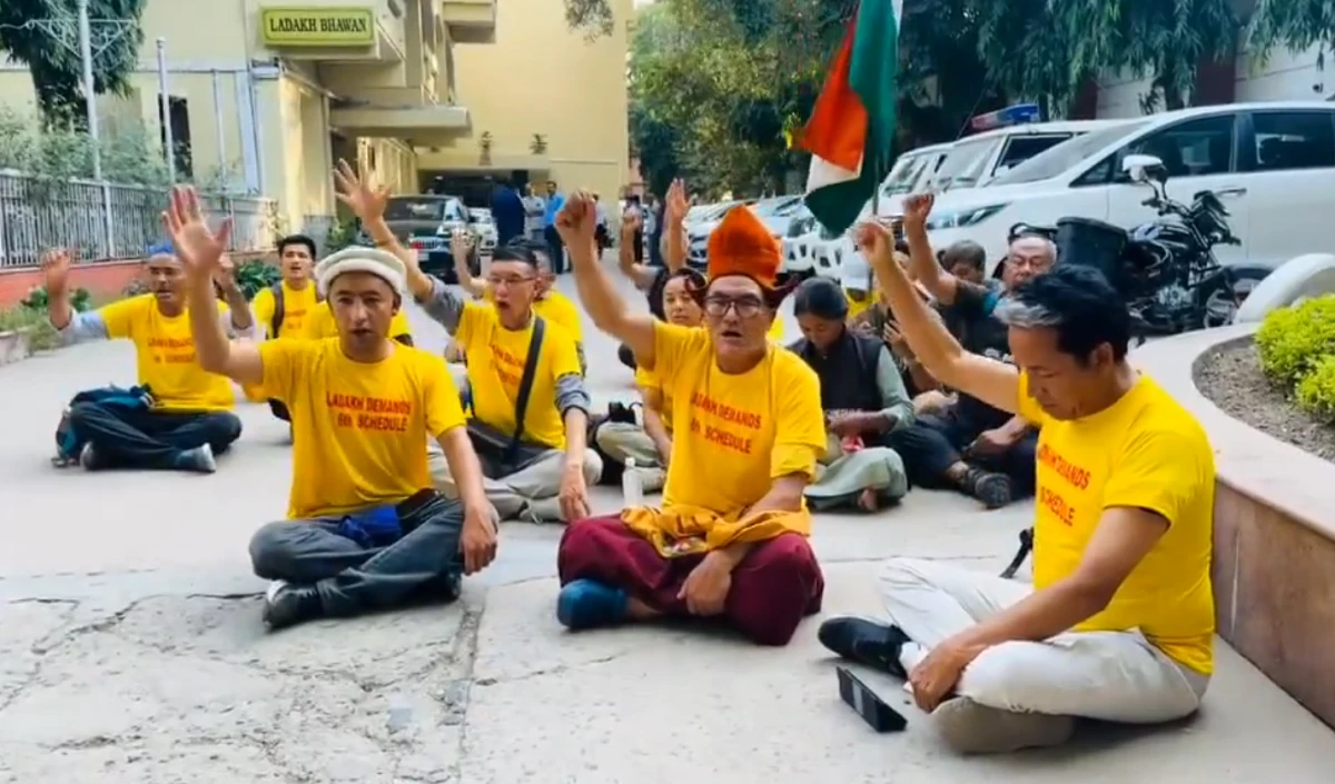 Jantar Mantar पर नहीं मिली आंदोलन करने की अनुमति, Ladakh Bhawan में अनशन पर बैठे Sonam Wangchuk