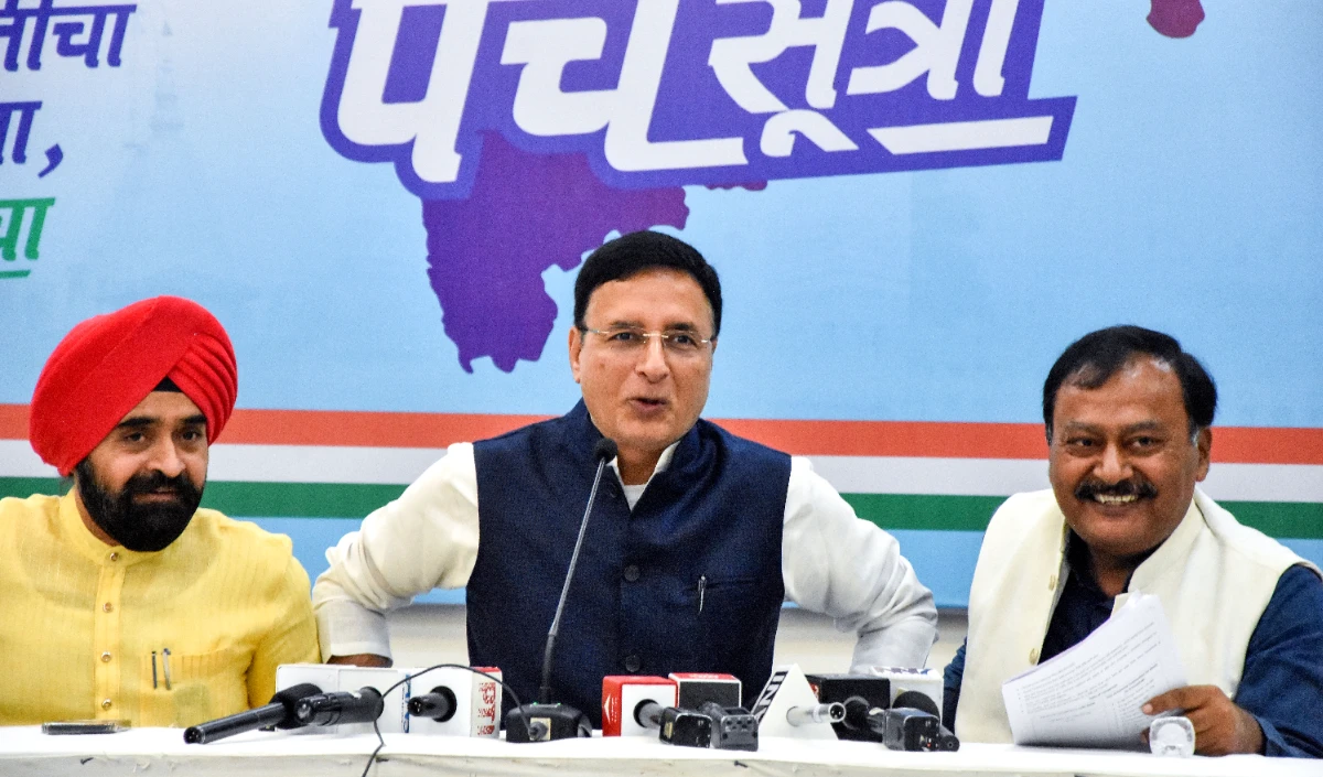 Randeep Surjewala ने मुंबई में कहा, महायुति ने महाराष्ट्र के कौशल और संसाधनों को लूटा