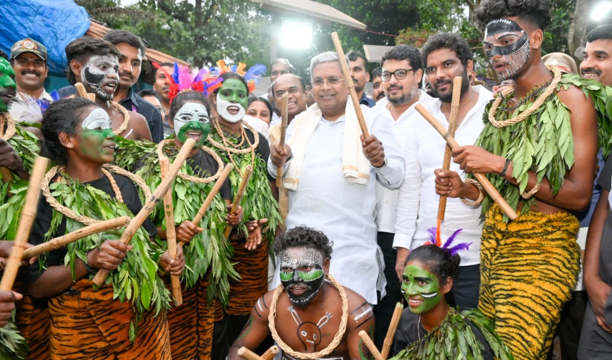 मुख्यमंत्री सिद्धारमैया केरेहाडी जनजाति से मिलने वाले कर्नाटक के पहले मुख्यमंत्री बने