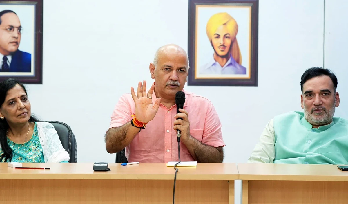 Manish Sisodia के सफर की कहानी, एक पत्रकार जो कम समय में ही बन गया अरविंद केजरीवाल का दायां हाथ