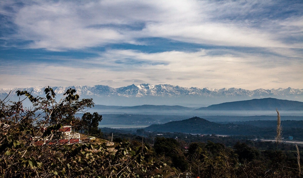 Mountain Travel: सर्दियों में पार्टनर के साथ हिल स्टेशन जाने का बना रहे प्लान तो इन बातों का रखें ध्यान, नहीं होगी कोई दिक्कत