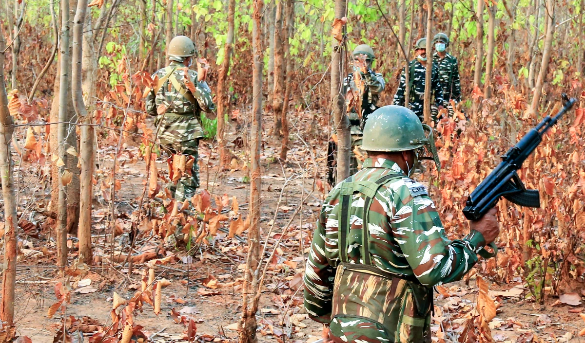 Naxals in Chhattisgarh | छत्तीसगढ़ में नक्सलियों द्वारा किए गए विस्फोट में दो सुरक्षाकर्मी घायल हो गए