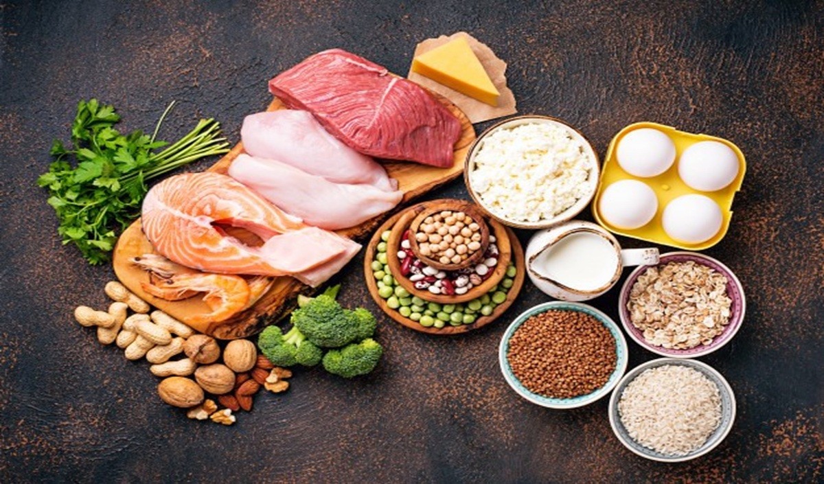 Protein Deficiency: प्रोटीन की कमी होने पर शरीर में दिखते हैं ऐसे लक्षण, भूलकर भी न करें नजरअंदाज