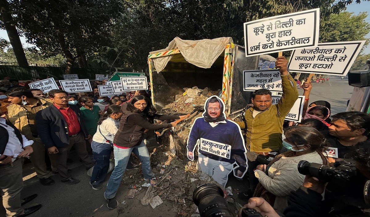 3 गाड़ियों में कूड़ा भरकर स्वाति मालीवाल ने केजरीवाल के घर के बाहर फेंका, पुलिस ने हिरासत में लिया