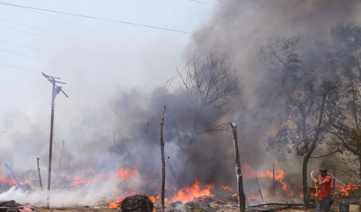 आंध्र प्रदेश: विजयवाड़ा में आग लगने से प्रदर्शनी में दुकानें जलकर खाक हो गईं