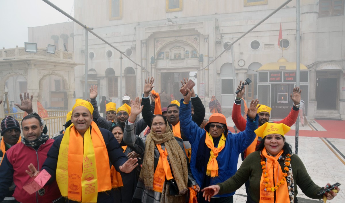 भारत से 100 से अधिक हिंदू तीर्थयात्री कटास राज मंदिर में धार्मिक उत्सव में भाग लेने पाकिस्तान पहुंचे