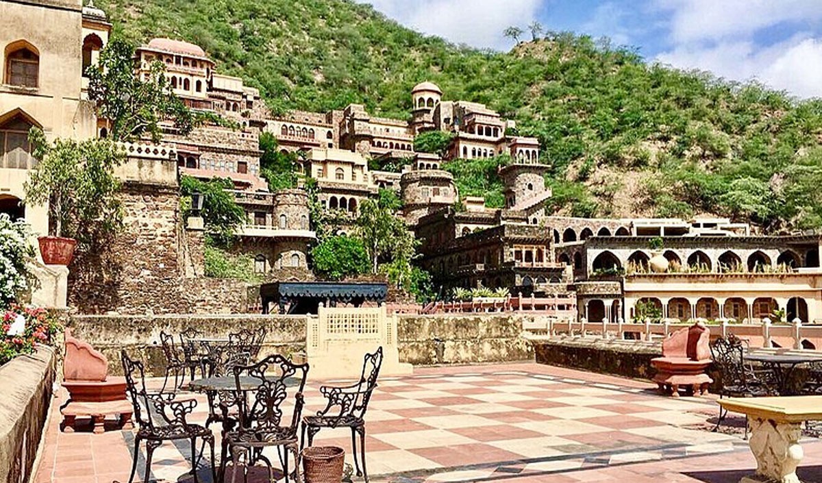 Neemrana Tourist Places: राजस्थान के राजपूताना वास्तुकला का शानदार उदाहरण है नीमराना किला