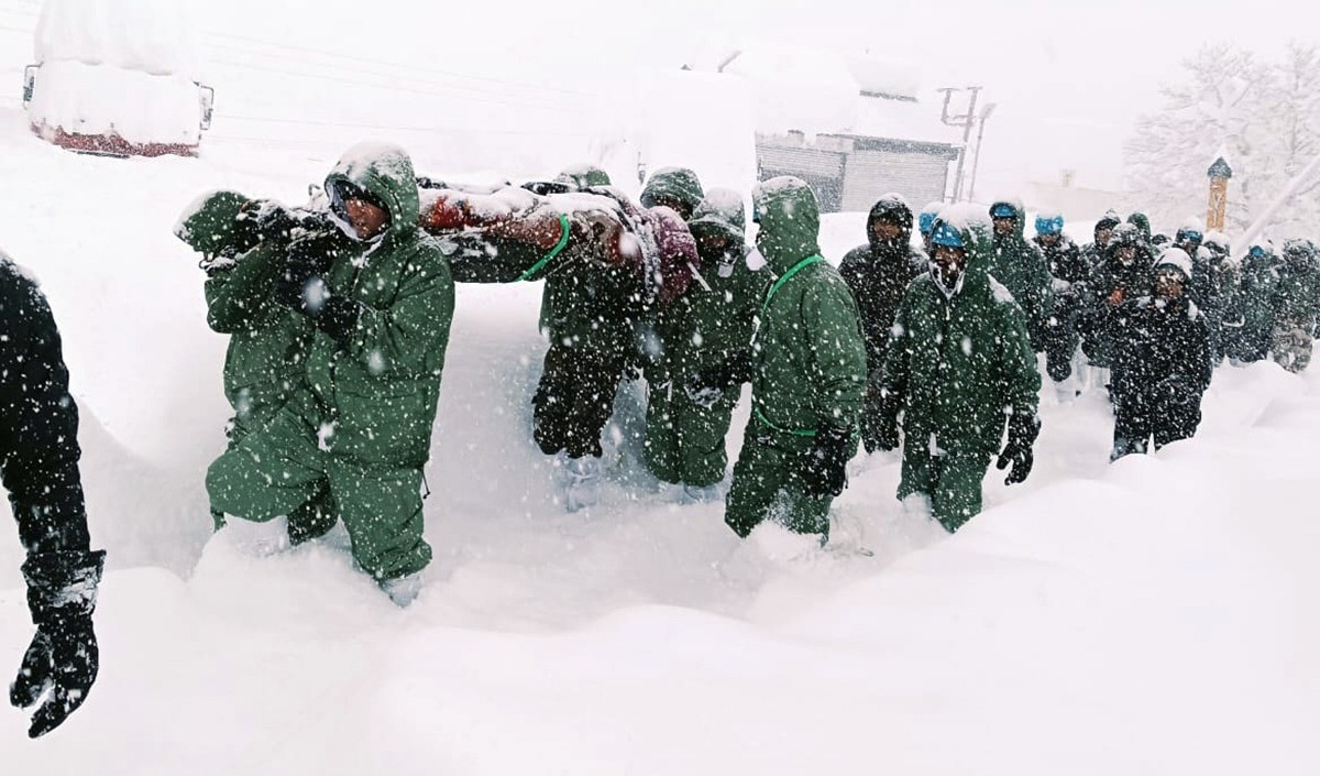 Badrinath Massive Avalanche Update | बद्रीनाथ में भारी हिमस्खलन के बाद 41 मजदूर फंसे, 16 को बचाया गया, बचाव कार्य जारी