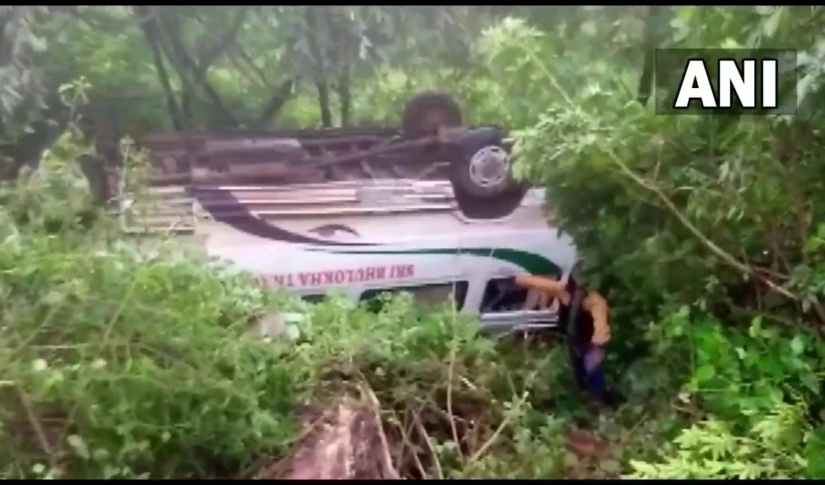 लातूर में मोटरसाइकिल को बचाने के प्रयास में एक बस पलटी, 38 यात्री घायल