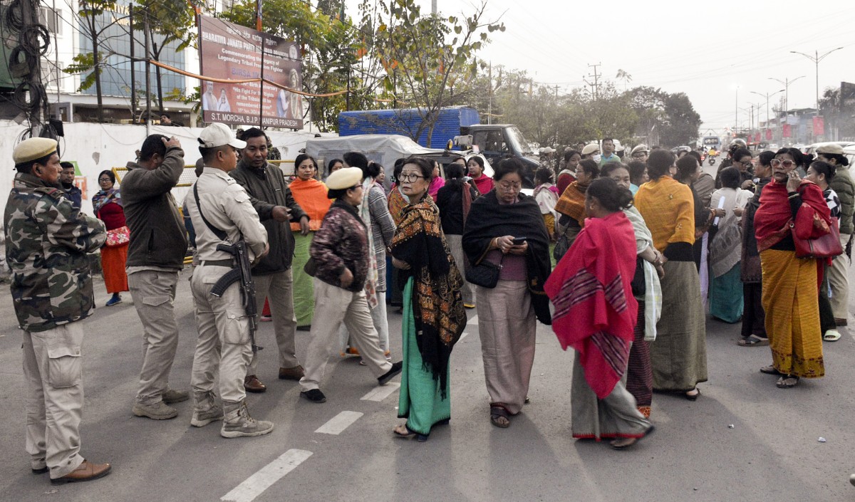 Manipur: फ्री मूवमेंट अभियान के पहले ही दिन हिंसा, बस पर किया गया हमला, दागने पड़े आंसू गैस के गोले
