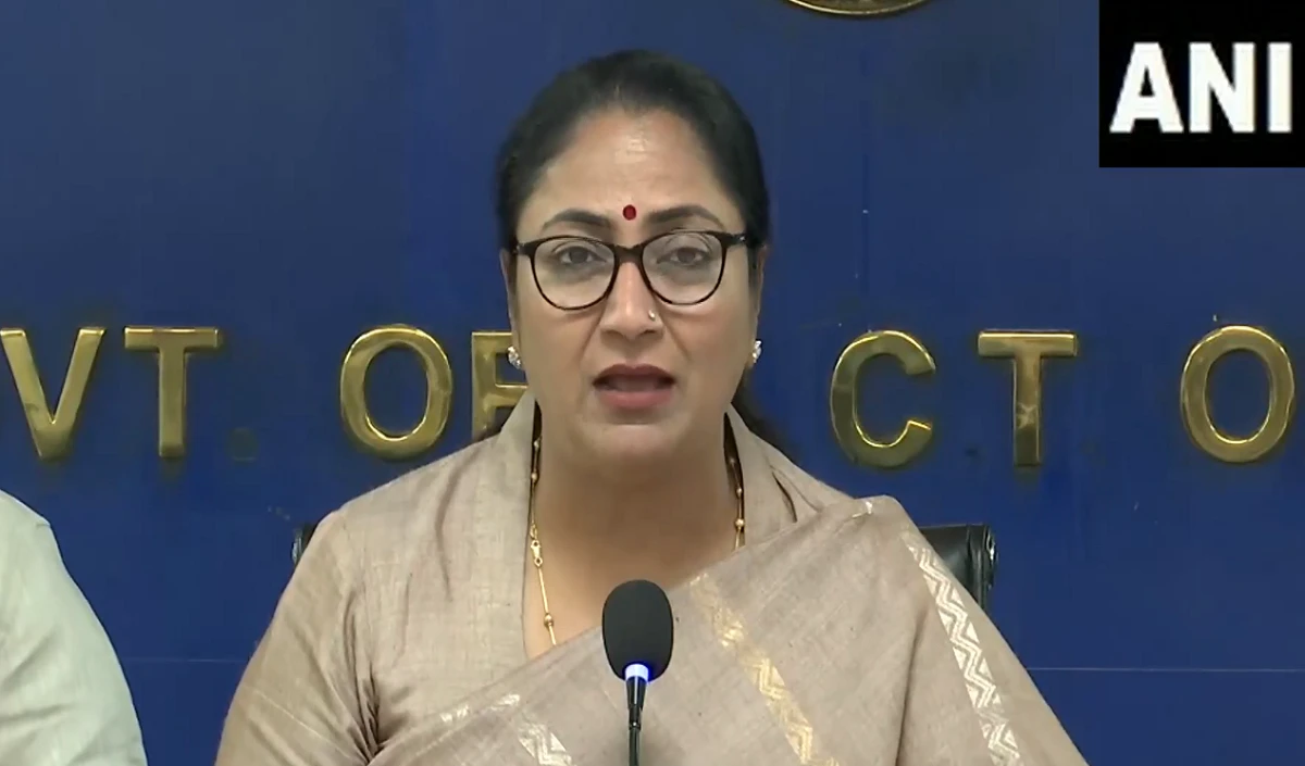Delhi: CM रेखा गुप्ता बोलीं, आवारा कुत्तों से परेशान हैं लोग, चरणबद्ध तरीके से लागू करेंगे सुप्रीम कोर्ट का आदेश