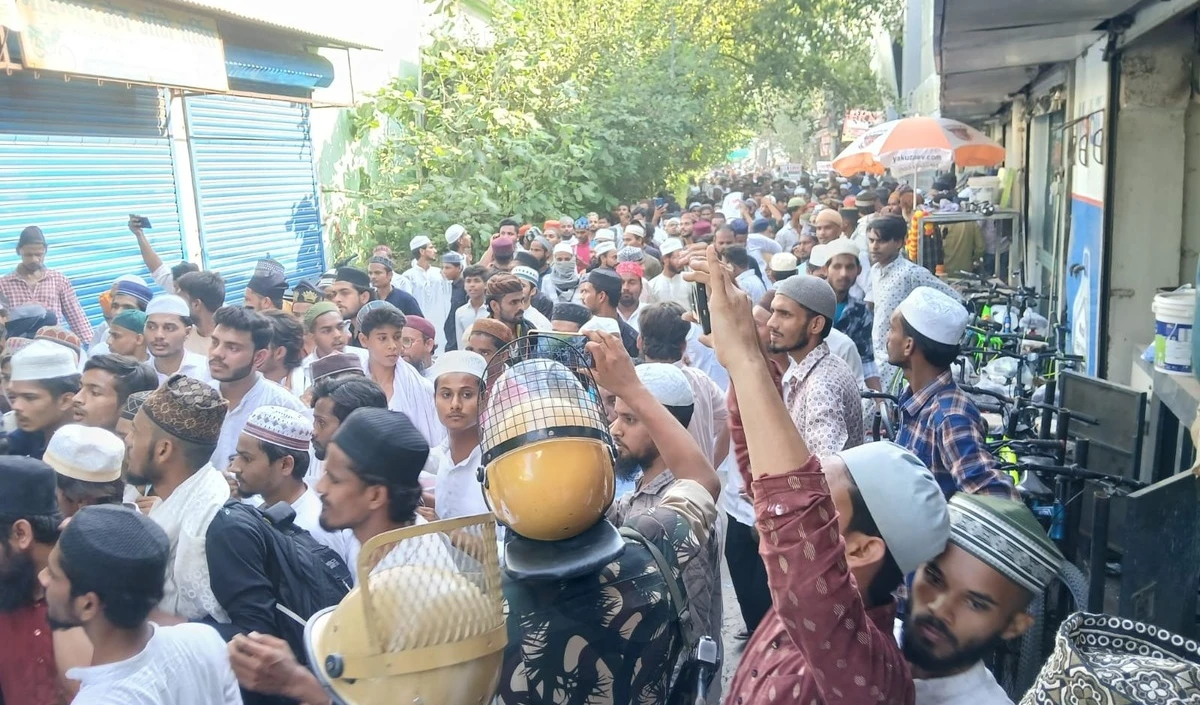बरेली में जुमे से पहले एक्शन मोड में प्रशासन: इंटरनेट बंद, नेता हाउस अरेस्ट, अवैध निर्माणों पर भी कार्रवाई