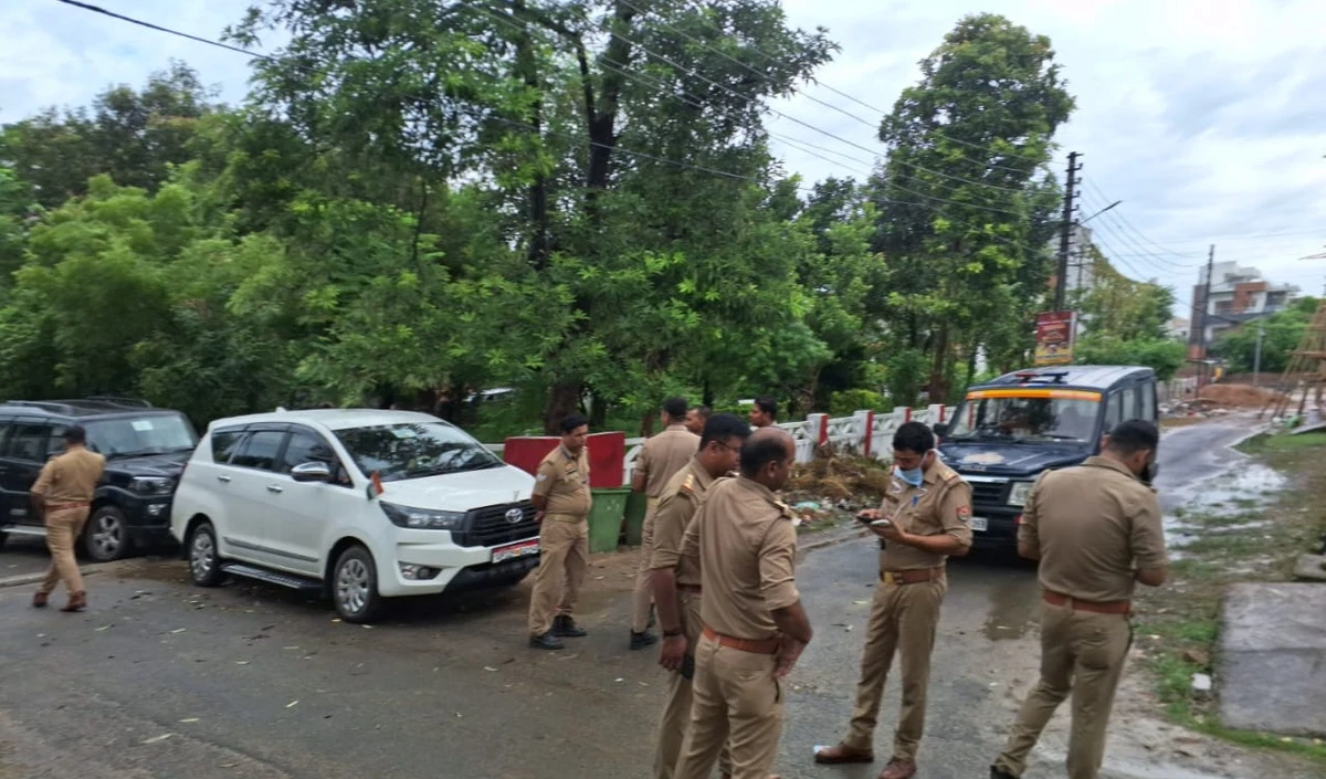 बरेली जा रहे नेता प्रतिपक्ष माता प्रसाद पांडे की बरेली यात्रा को पुलिस ने रोका
