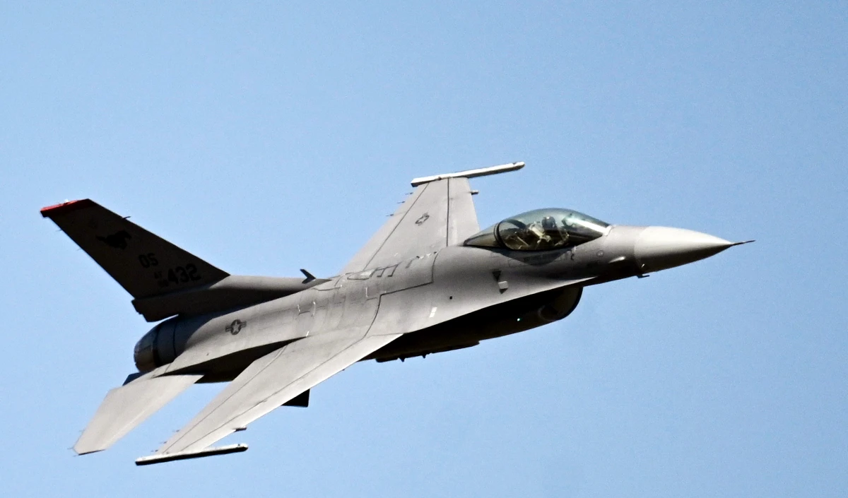 California के रेगिस्तान में F-16 Fighter Jet दुर्घटनाग्रस्त, पायलट सुरक्षित