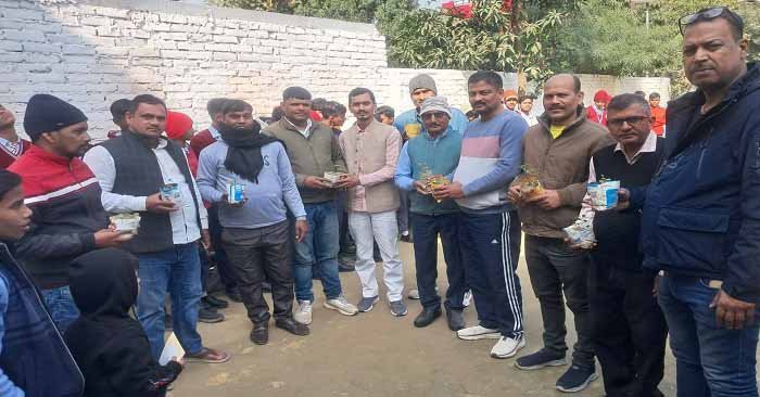 दादा की पुण्यतिथि पर पोते अनूप सिंह ने किया कॉपी-कलम और पौधों का वितरण