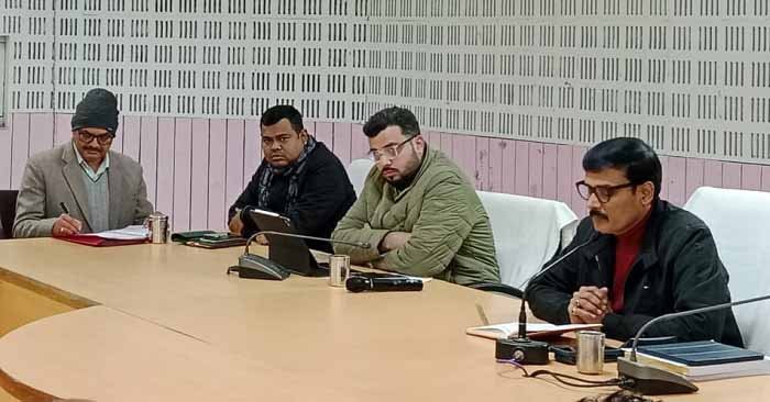 Ballia News: अधिकारियों-कर्मचारियों के सुस्त रवैये पर डीएम बलिया नाराज, वेतन रोकने और नोटिस भेजने के आदेश