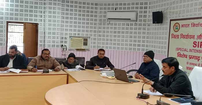 Ballia-एसआईआर पर समीक्षा बैठक, 2003 की सूची में साक्ष्य न मिलने पर 1.42 लाख मतदाताओं से मांगे साक्ष्य